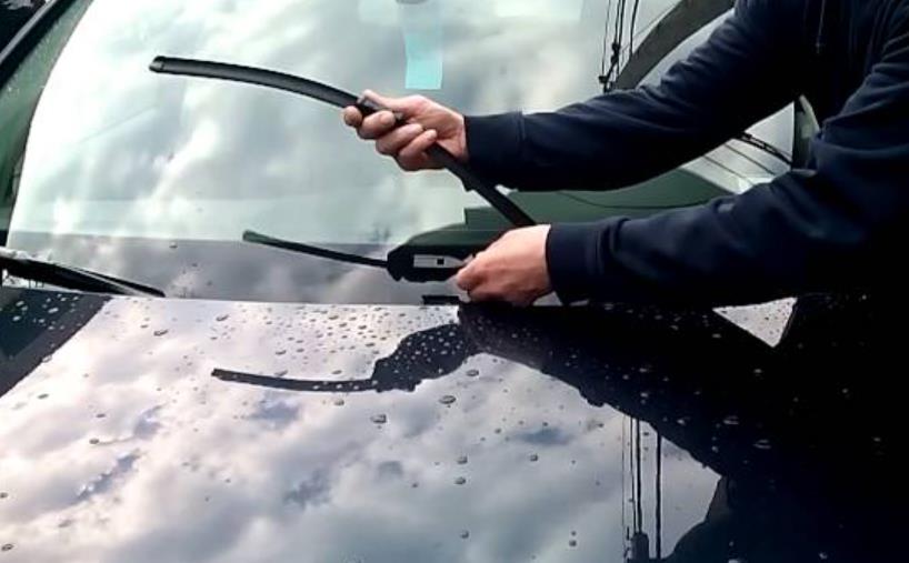 How Do You Change The Wiper Blades on a 2015 Nissan Altima