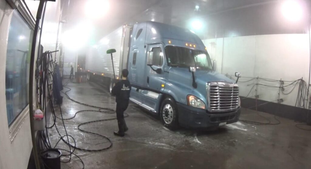 Professional vs DIY Truck Washing